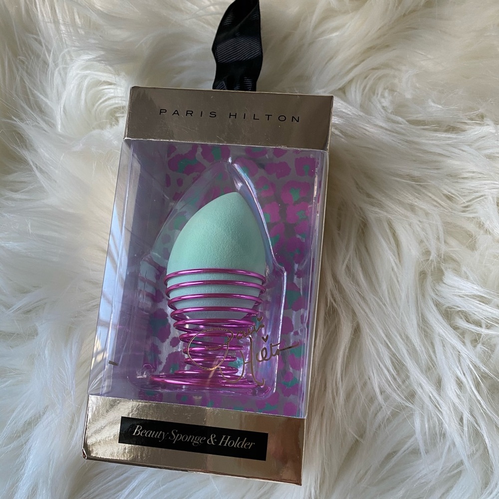 ✨ HP ✨ Paris Hilton Make Up sponge with stand